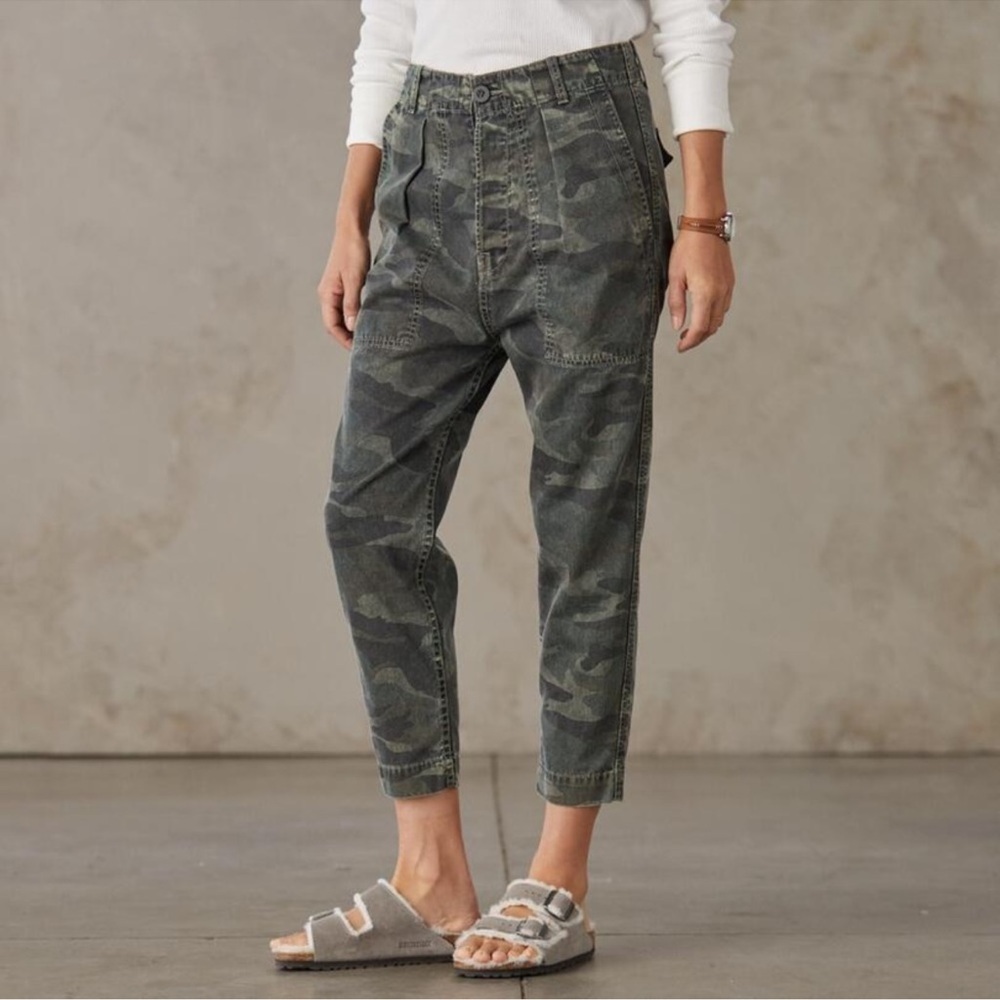 Sundry Murphy High Rise Green Camo Cropped Pants Size 25